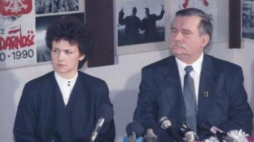 Konferencja prasowa Lecha Wałęsy po ogłoszeniu wstępnych wyników wyborów, obok żona Danuta Wałęsa. Fot. PAP/J. Bogacz