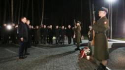 Prezydent Andrzej Duda podczas ceremoni złożenia wieńca na Polskim Cmentarzu Wojennym w Bykowni. Fot. PAP