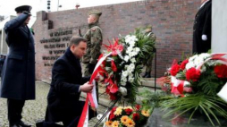Prezydent Andrzej Duda przed pomnikiem poległych górników katowickiej kopalni Wujek. Fot. PAP/A. Grygiel