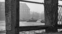 Grudzień'70 w Elblągu: czołgi na pl. Jedności Narodu (obecnie pl. Konstytucji) przed gmachem sądu. Fot. IPN