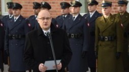 Wiceszef MON Bartłomiej Grabski, podczas uroczystości pod pomnikiem poległych na misjach. Fot. PAP/R. Pietruszka
