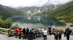 Turyści nad Morskim Okiem w Tatrach. Fot. PAP/G. Momot