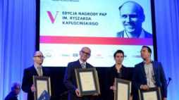 Laureaci Nagrody im. Kapuścińskiego: J. Kopińska (2P), A. Bogacz (L), D. Rosiak (2L) i E. Gęsina-Torres (P). Fot. PAP