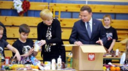 Para prezydencka podczas akcji charytatywnej Paczka dla Rodaka i Bohatera na Kresach. Fot. PAP/T. Murański