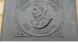 Tablica ze Stalinem przed cmentarzem w Cybince. Foto: Wikimedia Commons. Fot. Cybinka/ lic. CC BY-SA 3.0. Źródło: rp.pl