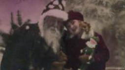 Św. Mikołaj z dziećmi. Pocztówka z okresu międzywojennego. Źródło: BN Polona