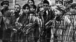 Auschwitz 1945 r. - ocalone dzieci. Fot. PAP/Reprodukcja
