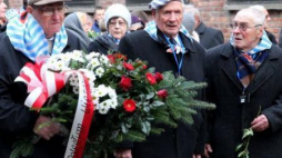Byli więźniowie Auschwitz składają kwiaty i znicze pod ścianą śmierci. Oświęcim, 27.01.2016. Fot. PAP/A. Grygiel