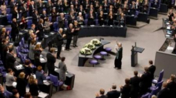 Ruth Klueger (w środku) w Bundestagu. 27.01.2016. Fot. PAP/EPA
