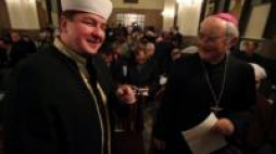 Mufti Tomasz Miśkiewicz i arcybiskup Henryk Hoser podczas obchodów IX Dnia Islamu. Fot. PAP/T. Gzell