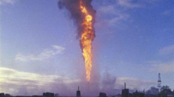 Pożar szybu naftowego Daszewo I w okolicy Karlina. Grudzień 1980 r. Fot. PAP/B. Różyc