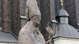 Pomnik kardynała Bolesława Kominka we Wrocławiu. Fot. PAP/A. Hawałej