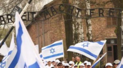 Marsz Żywych na terenie byłego niemieckiego obozu zagłady Auschwitz. 16.04.2015. Fot. PAP/S. Rozpędzik