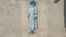 Wizerunek romskiej dziewczynki na ścianie w Łodzi - akcja „Dzieci Bałut - murale pamięci”. Fot. PAP/G. Michałowski