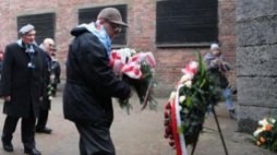 Byli więźniowie Auschwitz złożyli kwiaty pod Ścianą Straceń. Fot. PAP/A. Grygiel