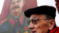 Rosyjscy komuniści z portretem Stalina na Placu Czerwonym w Moskwie. Fot. PAP/EPA