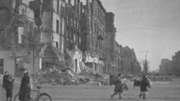 Warszawa, wiosna 1945 r. Fot. PAP/CAF