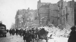 Warszawa, ruiny. Powrót mieszkańców. 01.1945. Fot. PAP/CAF