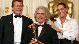 Ali MacGraw i Ryan O'Neal podczas gali oscarowej w 2002 r. Fot. PAP/EPA