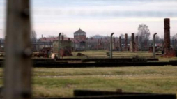 Teren byłego niemieckiego nazistowskiego obozu koncentracyjnego Birkenau (Auschwitz II). Fot. PAP/A. Grygiel