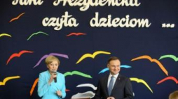 Para prezydencka podczas kampanii społecznej „Cała Polska Czyta Dzieciom” w Lubniu. Fot. PAP/S. Rozpędzik