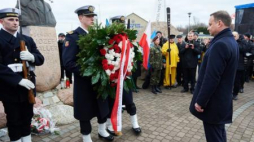 Prezydent Andrzej Duda składa kwiaty pod pomnikiem gen. Józefa Hallera w Pucku. Fot. PAP/A. Warżawa