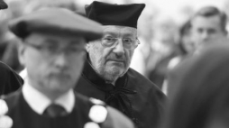 Umberto Eco podczas uroczystości nadania mu tytuł doktora honoris causa Uniwersytetu Łódzkiego. Fot. PAP/G. Michałowski