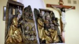 XVI-wieczne płaskorzeźby skradzione w 1994 r. z kościoła św. Anny w Bralinie. Fot. PAP/T. Wojtasik