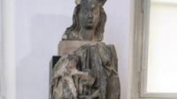 Gotycka rzeźba Madonny z Dzieciątkiem z kościoła św. Marii Magdaleny przed jej scaleniem. Fot. PAP/A. Koźmiński