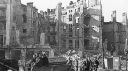 Kondukt pogrzebowy w Warszawie. Marzec 1945 r. Fot. PAP/CAF