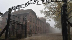 Napis „Arbeit macht frei” nad bramą wjazdową do b. niemieckiego obozu Auschwitz. Fot. PAP/J. Bednarczyk