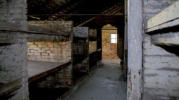 Wnętrze baraku w Auschwitz II-Birkenau. Fot. PAP/J. Ochoński
