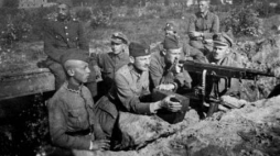 Żołnierze przy stanowisku polskich karabinów maszynowych w rejonie Radzymina. Warszawa 1920 r. Fot. PAP/Archiwum
