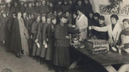 Wojna polsko-bolszewicka 1920 r. Ochotnicza Legia Kobiet. Wydawania posiłku. Źródło: CAW