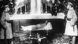 Warta legionowa przy „Grobie Chrystusa” – Optowa, kwiecień 1916 r. Fot. CAW