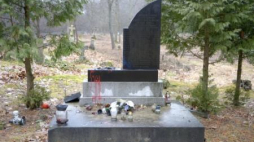 Uszkodzony pomnik żołnierzy UPA na d. cmentarzu greckokatolickim w Mołodyczu. Fot. PAP/D. Delmanowicz