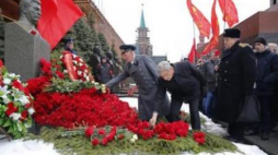 Rosyjscy komuniści przed popiersiem Stalina w Moskwie. Fot. PAP/EPA