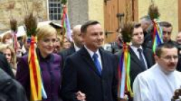 Para prezydencka podczas procesji w trakcie uroczystości Niedzieli Palmowej w Lipnicy Murowanej. Fot. PAP/J. Bednarczyk