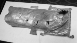 Znaleziona, ale poważnie uszkodzona część korpusu sarkofagu św. Wojciecha. Gniezno, 1986.04.03. PAP/CAF/R. Królak