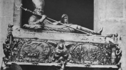 Sarkofag zawierający szczętki św. Wojciecha - zdjęcie archiwalne. Fot. PAP/CAF