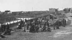 Wysiedlenia na Zamojszczyźnie. Obóz w Biłgoraju. 1942 r. Fot. PAP/CAF
