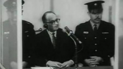 Adolf Eichmann przed sądem. Źródło: Universal-International News