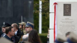 Prezydent Duda podczas odsłonięcia tablicy poświęconej Lechowi Kaczyńskiemu na Pałacu Prezydenckim. Fot.PAP/B. Zborowski