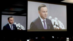 Przemówienie prezydenta Andrzeja Dudy transmitowane w centrum prasowym MTP. Fot. PAP/J. Kaczmarczyk