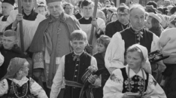 Kardynał Stefan Wyszyński w czasie procesji z młodzieżą w Gnieźnie. 1966 r. Fot. PAP/CAF