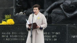 Prezydent Warszawy Hanna Gronkiewicz-Waltz przed Pomnikiem Bohaterów Getta w Warszawie. Fot. PAP/T. Gzell