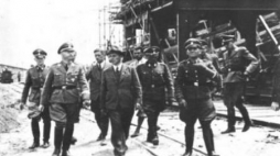 Dowódca SS Heinrich Himmler w Auschwitz. Wizytacja fabryki IG Farben. 18.07.1942. Źródło: Muzeum Auschwitz