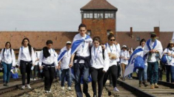 Marsz Żywych na terenie byłego niemieckiego obozu zagłady Auschwitz. Fot. PAP/A. Grygiel