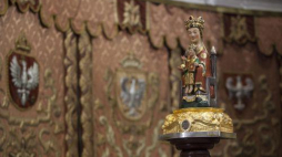 Figura Matki Bożej Bardzkiej w Bazylice Mniejszej Nawiedzenia Najświętszej Maryi Panny w Bardzie. Fot. PAP/A. Koźmiński 