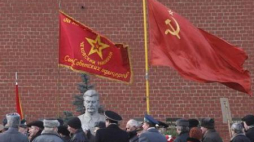 Komuniści rosyjscy przy grobie Stalina na Placu Czerwonym w Moskwie. Fot. PAP/EPA